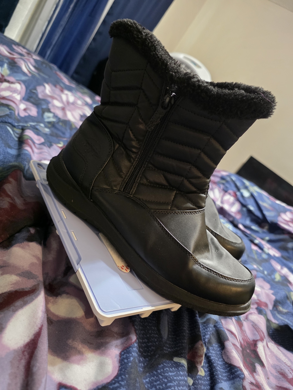 Womenโs Black Insulated Winter Ankle Boots